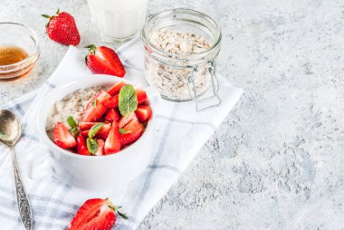 Kahvaltı yulaf ezmesi çilek