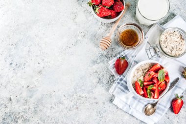 Kahvaltı yulaf ezmesi çilek