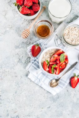 Kahvaltı yulaf ezmesi çilek