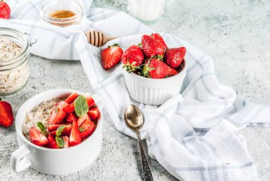 Kahvaltı yulaf ezmesi çilek