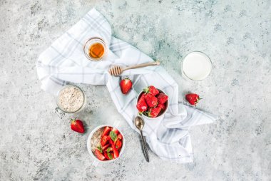 Kahvaltı yulaf ezmesi çilek