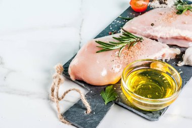 Çiğ tavuk göğsü fileto