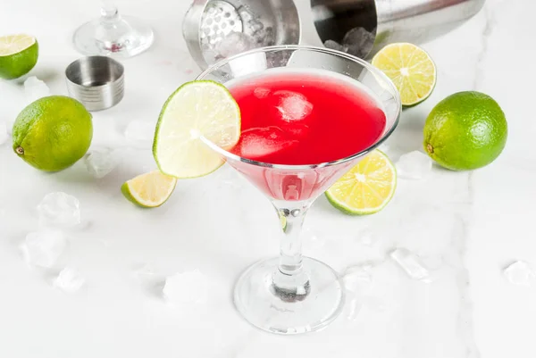 Red cosmopolitan cocktail with lime — Stock Photo, Image
