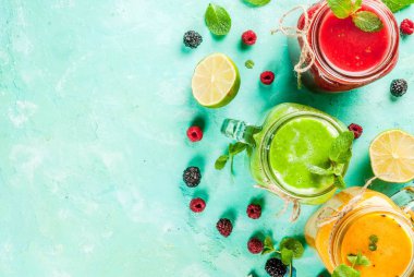 Renkli meyve ve sebze smoothies