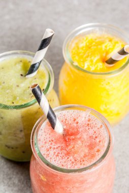 Çeşitli tropikal meyve smoothies