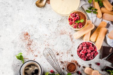 Nane ve ahududu ile tiramisu