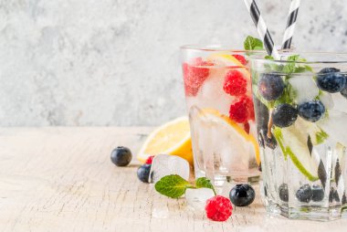 Soğuk ahududu yaban mersini içecekler