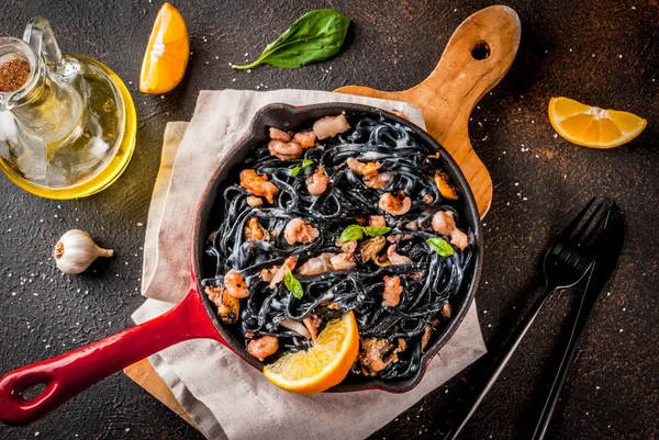 Macarrão de tinta de choco preto com frutos do mar — Fotografia de Stock