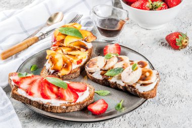 Çavdar tost meyve ve çilek ile