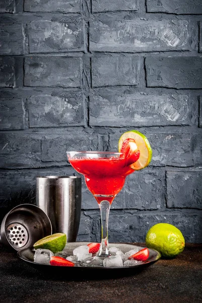 Frozen strawberry margarita cocktail — Stockfoto