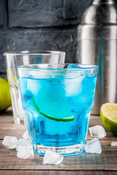 Bebida Verão Colorida Bebida Coquetel Álcool Lagoa Azul Gelada Com — Fotografia de Stock