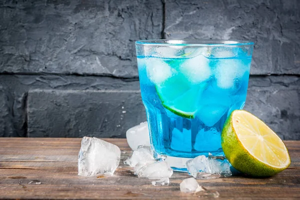 Kleurrijke Zomer Drank Ijsblauwe Lagune Alcohol Cocktail Drank Met Limoen — Stockfoto