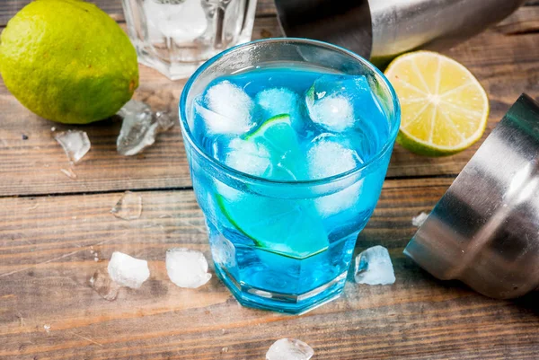 Buntes Sommergetränk Eisblauer Lagunenalkoholcocktail Mit Limette Und Minze Rindenhintergrund Kopierraum — Stockfoto
