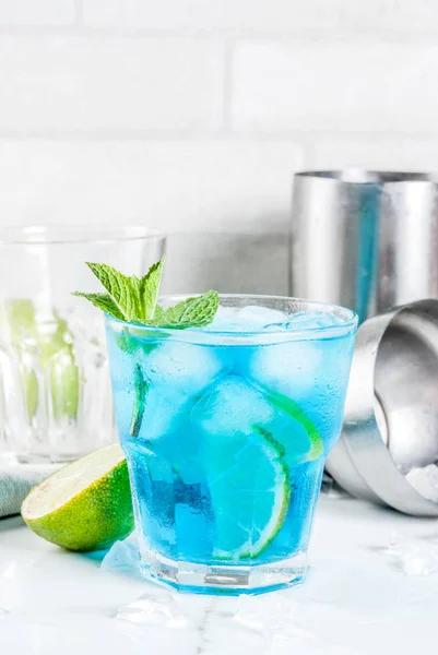 Kleurrijke Zomer Drank Iced Blauwe Lagune Alcohol Cocktail Drinken Met — Stockfoto