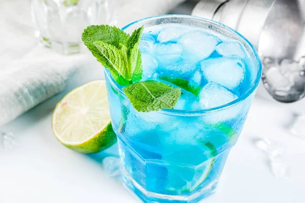 Barevné Letní Nápoje Ledové Modré Laguny Alkohol Koktejl Nápoj Vápna — Stock fotografie