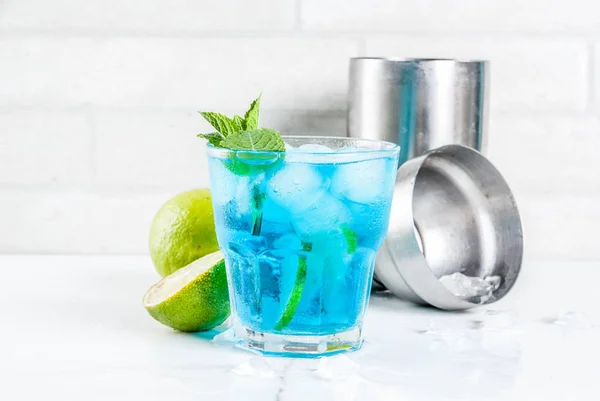 Kolorowy Lato Napój Iced Blue Lagoon Alkoholu Pić Koktajl Cytryna — Zdjęcie stockowe