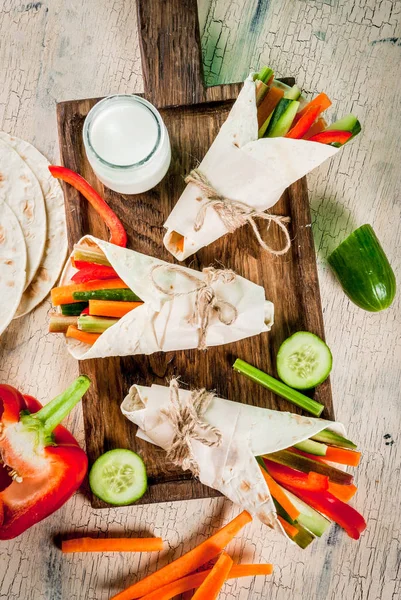 Aperitivo Saudável Lanche Verão Estilo Mexicano Tortilla Sanduíche Envolve Varas — Fotografia de Stock