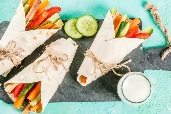 Летом Здоровые Закуски Мексиканский Стиль Бутерброд Тортильей Обертывания Разнообразные Красочные — стоковое фото