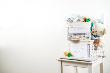 Giysi, oyuncak ve gıda ile Bağış kutusu