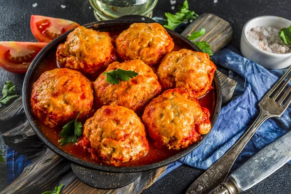 Boulettes de poulet maison en sauce tomate — Photo