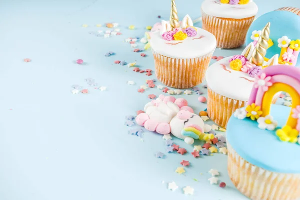 귀여운 유니콘 컵 케이크 — 스톡 사진