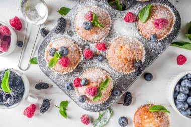 Muffins veya çilek ile cupcakes