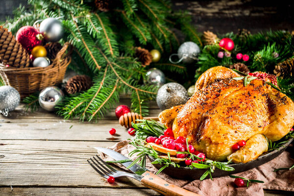 Жареная целая курица с рождественским декором
