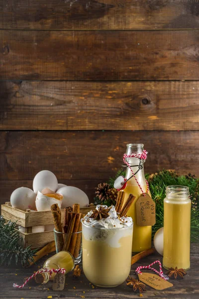 Рождественский коктейль Bombardino с яичным ликером — стоковое фото