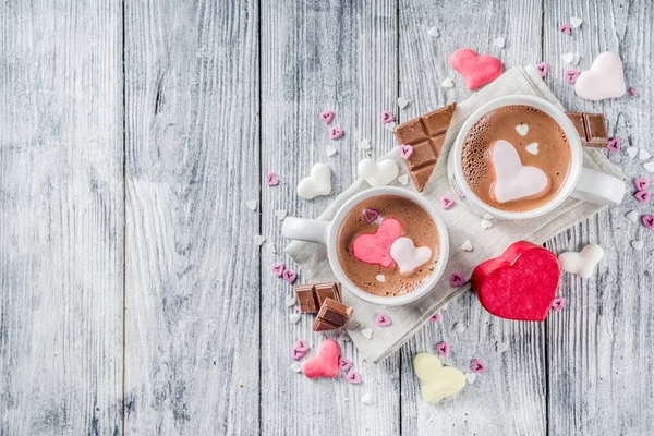 День Святого Валентина гарячий шоколад з зефірними серцями — стокове фото