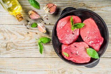 taze et çiğ biftek baharatlar ile