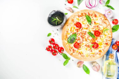 Peynirli pizza parçaları Margarita. 
