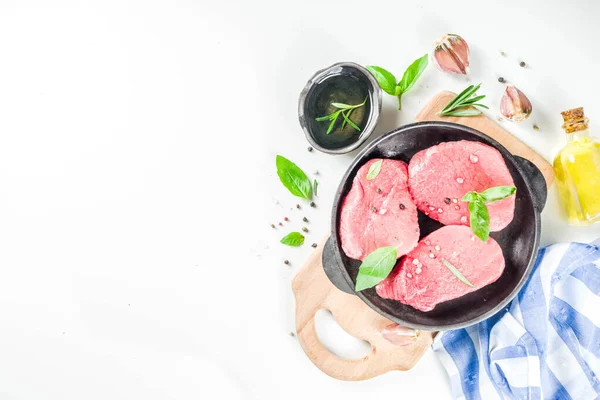 Syrové čerstvé maso steaky s kořením — Stock fotografie