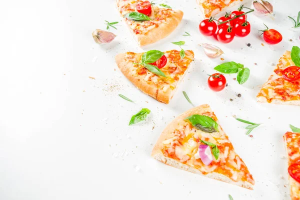 Кусочки сырной пиццы Маргарита — стоковое фото
