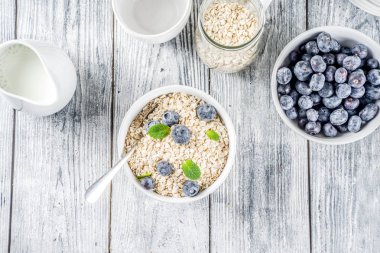 Sağlıklı tahıl ve süt kahvaltı konsepti