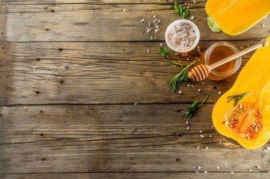 Pişirmek için çiğ kabak butternut kabak yarım