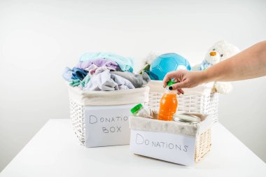 Giysi, oyuncak ve gıda ile Bağış kutusu