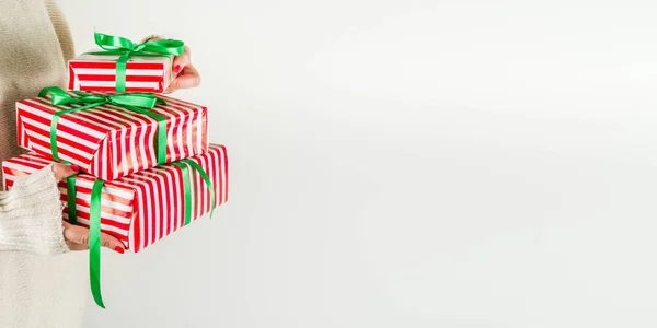 Mãos femininas segurar caixas de presente xmas, champanhe e copos — Fotografia de Stock