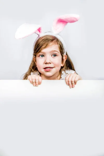 Щаслива мила дівчина з вухами кролика. фон великодніх листівок — стокове фото
