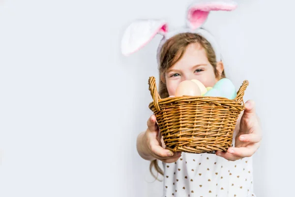 Щаслива мила дівчина з вухами кролика. фон великодніх листівок — стокове фото