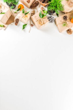 Noel hediyelerinin koleksiyonu. Doğal köy dekorasyonuyla birlikte.