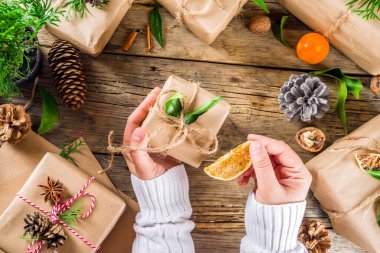 Kadın eli Noel hediyesi kutusunu süslüyor..