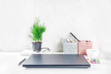 Ofis yaratıcı masasında malzemeler ve kahve fincanı.