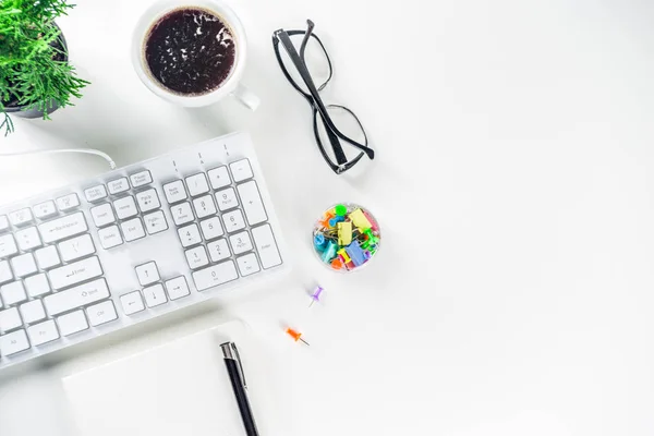 Creatief bureau met benodigdheden en koffiebeker — Stockfoto