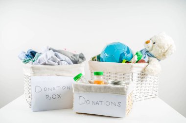 Giysi, oyuncak ve gıda ile Bağış kutusu