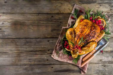 Noel dekorasyonu ile kızarmış bütün tavuk