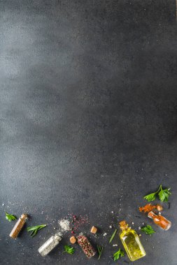 Otlar, zeytinyağı ve baharatlar ile gıda arka plan pişirme