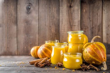 Farklı cam kavanozlarda kabak püresi