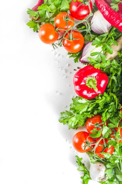 Fondo de cocina con verduras y hierbas frescas — Foto de Stock