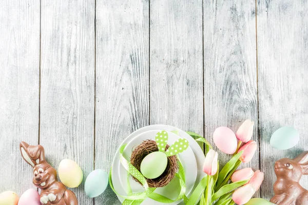 Великодній святковий стіл з кроликами та яйцями — стокове фото