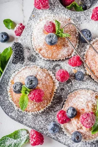 Muffins oder Cupcakes mit Beeren — Stockfoto